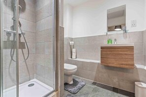 Shower, hair dryer, towels - Couples- Business- Sleeps 2- Pets- WiFi- Parking (Coventry)