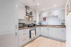 Fridge, microwave, oven, stovetop - Couples- Business- Sleeps 2- Pets- WiFi- Parking (Coventry)