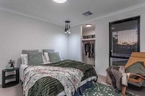3 室のベッドルーム、アイロン / アイロン台、WiFi、ベッドシーツ
