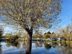 Property grounds - Lakefront 3-Bed Lodge - Hoburne Resort Escape (Cirencester)