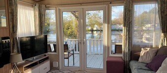 Lakefront 3-Bed Lodge - Hoburne Resort Escape