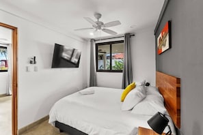 Espacio para trabajar con laptop y wifi gratis 