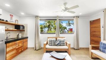 Superior appartement, 2 slaapkamers, keuken, uitzicht op park | Privékeuken | Een koelkast met diepvriezer, een microgolfoven, een oven