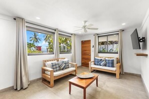 Living room - Macaw Beachfront Retreat (Jaco)
