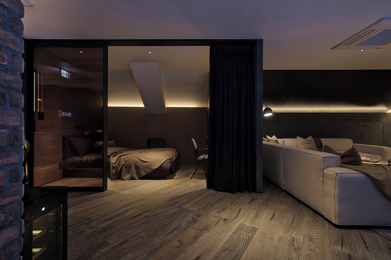 2 bedrooms, in-room safe, desk, iron/ironing board