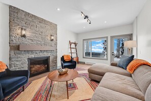 Fireplace - Western Star Chalet Ski In Out w Mtn View (Beaverdell)