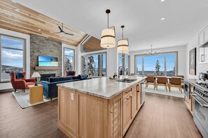 Fireplace - Western Star Chalet Ski In Out w Mtn View (Beaverdell)