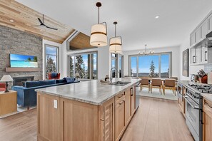 Interior - Western Star Chalet Ski In Out w Mtn View (Beaverdell)