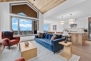Interior - Western Star Chalet Ski In Out w Mtn View (Beaverdell)