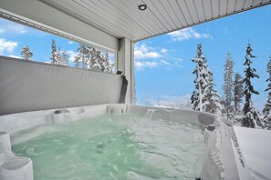 Indoor spa tub - Western Star Chalet Ski In Out w Mtn View (Beaverdell)