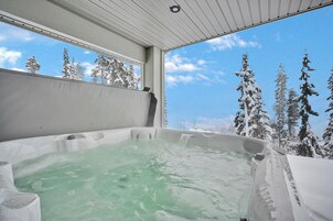 Indoor spa tub