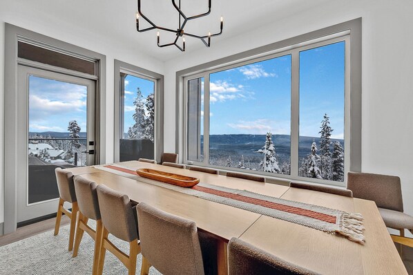 Family dining - Western Star Chalet Ski In Out w Mtn View (Beaverdell)