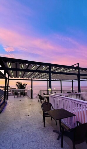 Outdoor dining - Extremely Discounted Beach Villa at Morritt’s Tortuga Club: Dec 14-21! (Colliers)