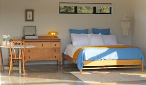 Tabla de planchar con plancha, wifi gratis y ropa de cama 