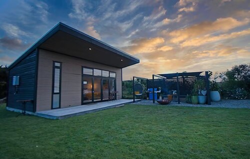 Peaceful boutique hideaway,   5 min drive from beach, village and golf.