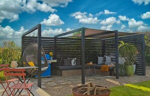 Outdoor dining - Peaceful boutique hideaway, 5 min drive from beach, village and golf. (Mangawhai)