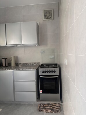 Private kitchen - Gorgeous 4-bedroom Chalet with Pool in peaceful Rumais (ابوالنخيل)