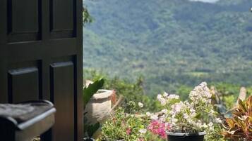 Habitación triple Deluxe, vistas a la montaña | Tabla de planchar con plancha