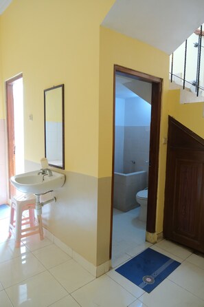 Kamar Double Standar | Kamar mandi | Handuk, sabun, sampo, dan tisu toilet
