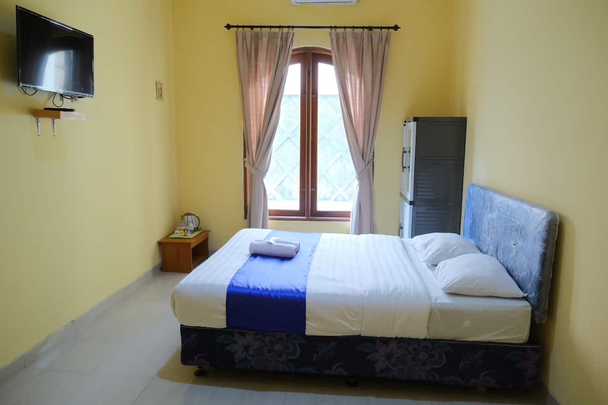 Kamar Double Standar | Meja kerja, ruang kerja ramah laptop, dan Wi-Fi gratis