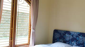 Standard Double Room | Desk, laptop workspace, free WiFi