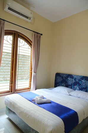 Kamar Double Standar | Meja kerja, ruang kerja ramah laptop, dan Wi-Fi gratis