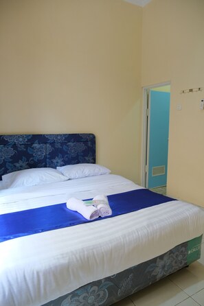 Standard Double Room | Desk, laptop workspace, free WiFi - New Amandani House (Depok)