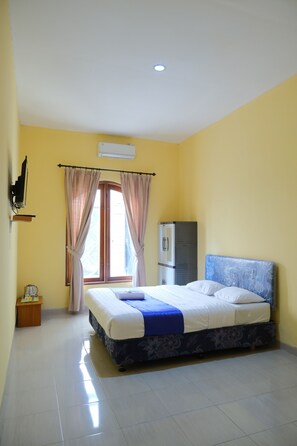 Standard Double Room | Desk, laptop workspace, free WiFi - New Amandani House (Depok)
