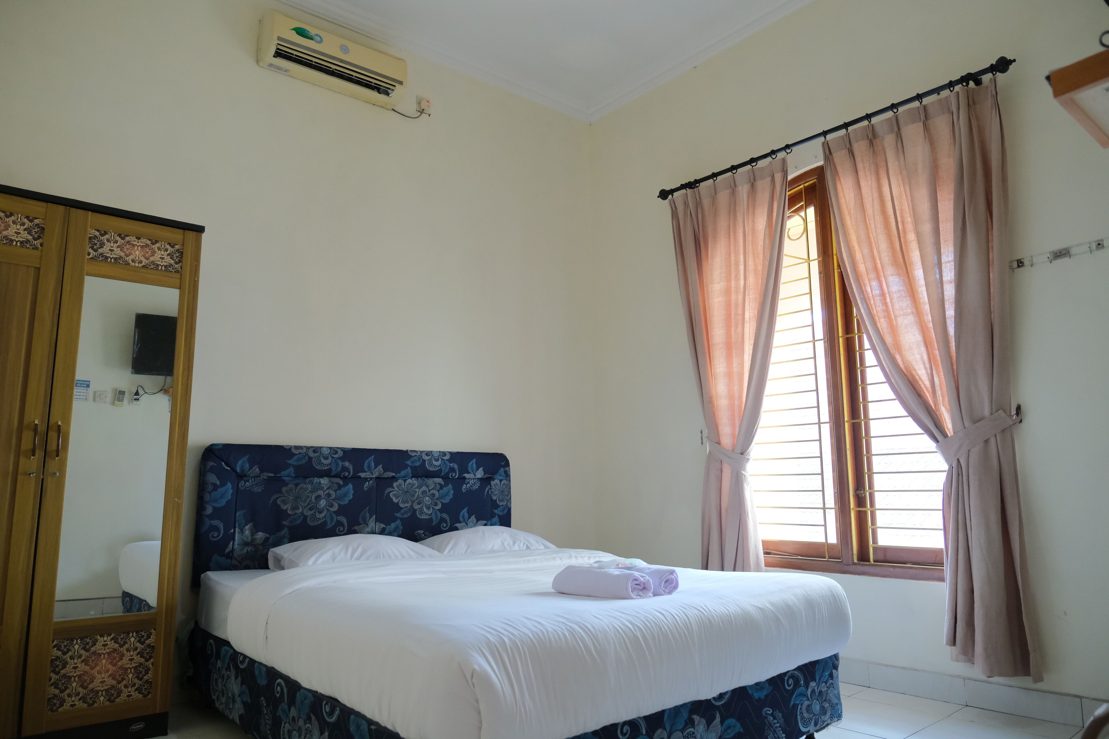 Standard Double Room | Desk, laptop workspace, free WiFi