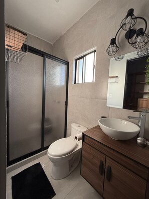 Bathroom - Casa La Amistad. Comfortable home with 3 bedrooms and 2.5 baths (Saltillo)