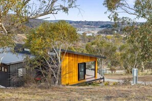 Exterior - Poet's Den, Stunning 4-Bedroom in Tyrolean Village, with double garage (Jindabyne)