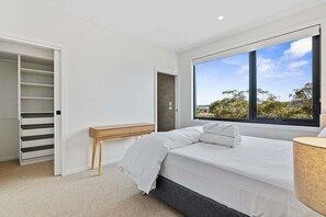 4 bedrooms, iron/ironing board, WiFi, bed sheets - Poet's Den, Stunning 4-Bedroom in Tyrolean Village, with double garage (Jindabyne)