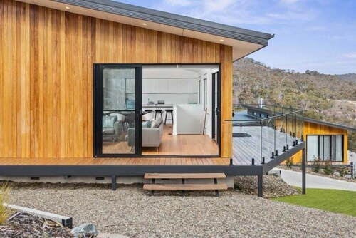 Poet's Den, Stunning 4-Bedroom in Tyrolean Village, with double garage