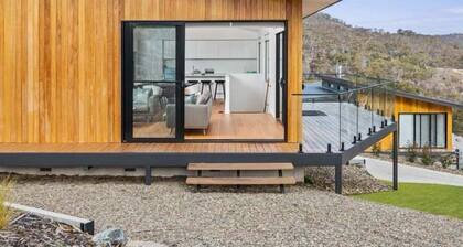 Poet's Den, Stunning 4-Bedroom in Tyrolean Village, with double garage