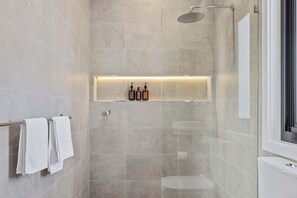 Towels, soap, shampoo, toilet paper - Poet's Den, Stunning 4-Bedroom in Tyrolean Village, with double garage (Jindabyne)