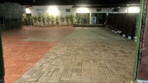 Un patio con suelo empedrado y un edificio al fondo.