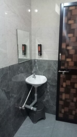 Deluxe Room | Bathroom - Hotel Maratha Palace (Chinchbhuwan)