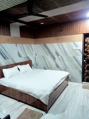 Deluxe Room | Rollaway beds, free WiFi, bed sheets - Hotel Maratha Palace (Chinchbhuwan)