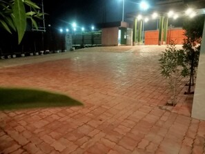 Exterior - Hotel Maratha Palace (Chinchbhuwan)