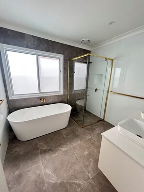 Dusche, Haartrockner, Handtücher, Seife