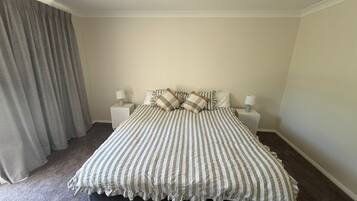 4 bedrooms, iron/ironing board, WiFi, bed sheets