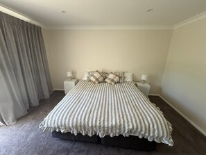 4 habitaciones, tabla de planchar con plancha, wifi y ropa de cama