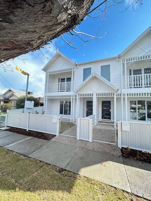 Exterior - Accommodation Wagga Wagga- Where comfort meets luxury- Your home, away from Home (Wagga Wagga)