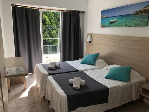 Room - HOTEL ANTARES HAB. ESTANDARD - Cozy hotel in the center of Cala d'Or. Free Wi-Fi. (Cala d'Or)
