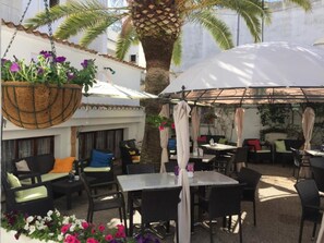 Outdoor dining - HOTEL ANTARES HAB. ESTANDARD - Cozy hotel in the center of Cala d'Or. Free Wi-Fi. (Cala d'Or)