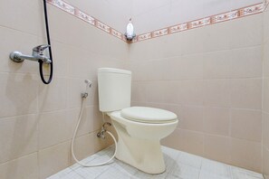 Standard Double Room | Bathroom | Towels, soap, shampoo - Hotel O near Lapangan Besar Mandala  (Yogyakarta)