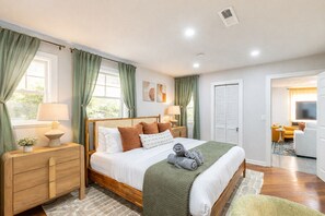 2 bedrooms, desk, iron/ironing board, travel cot - Cozy Napa Wine Retreat-Warm & Inviting Home with Patio (Napa)