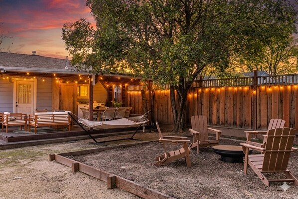 Outdoor dining - Cozy Napa Wine Retreat-Warm & Inviting Home with Patio (Napa)