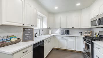 Kylskåp, mikrovågsugn, ugn och spishäll