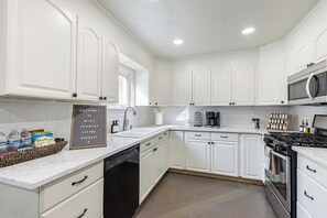 Fridge, microwave, oven, stovetop - Cozy Napa Wine Retreat-Warm & Inviting Home with Patio (Napa)